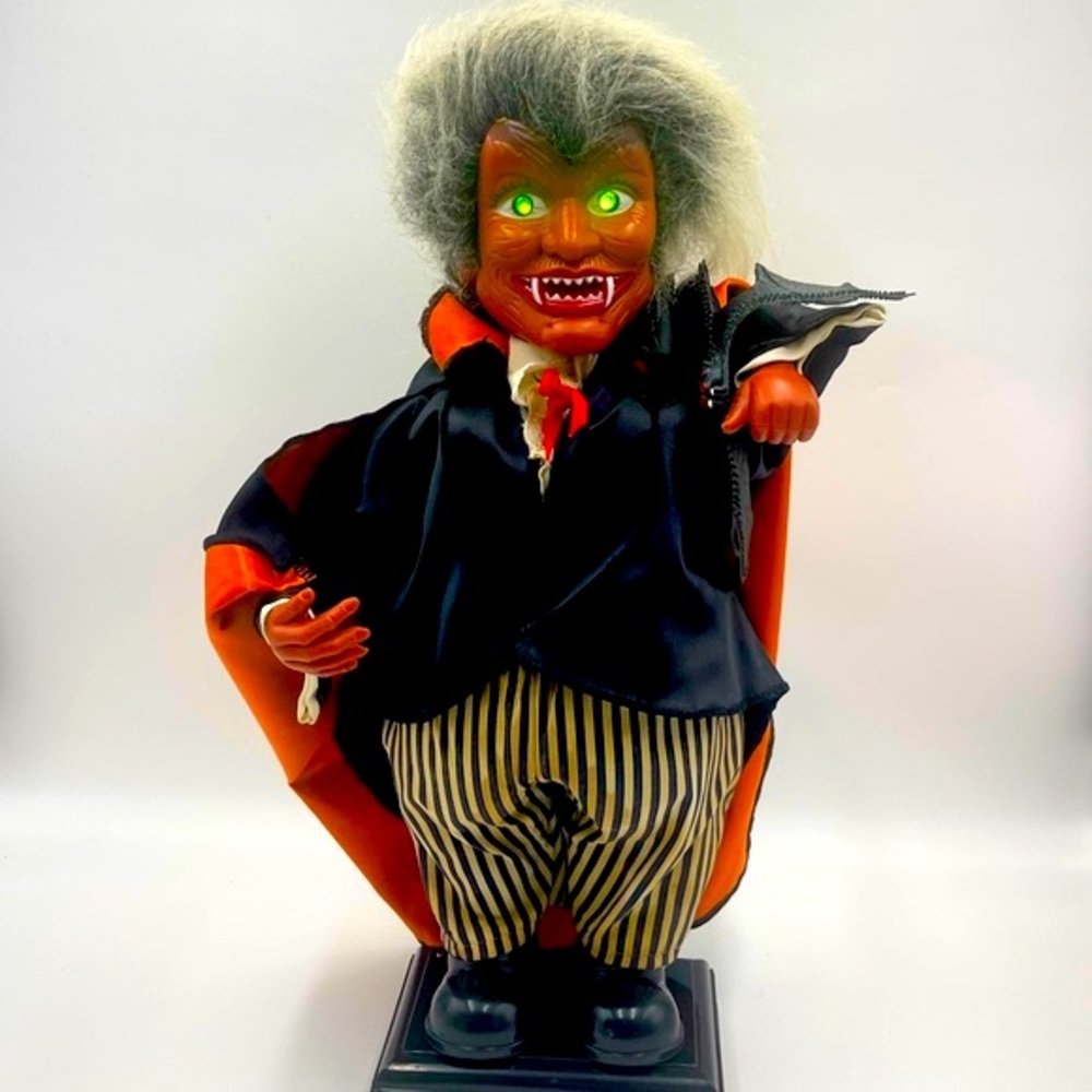 Halloween Animatronic Light Up Animated Dracula Vampire Figure Green Eyes Sound